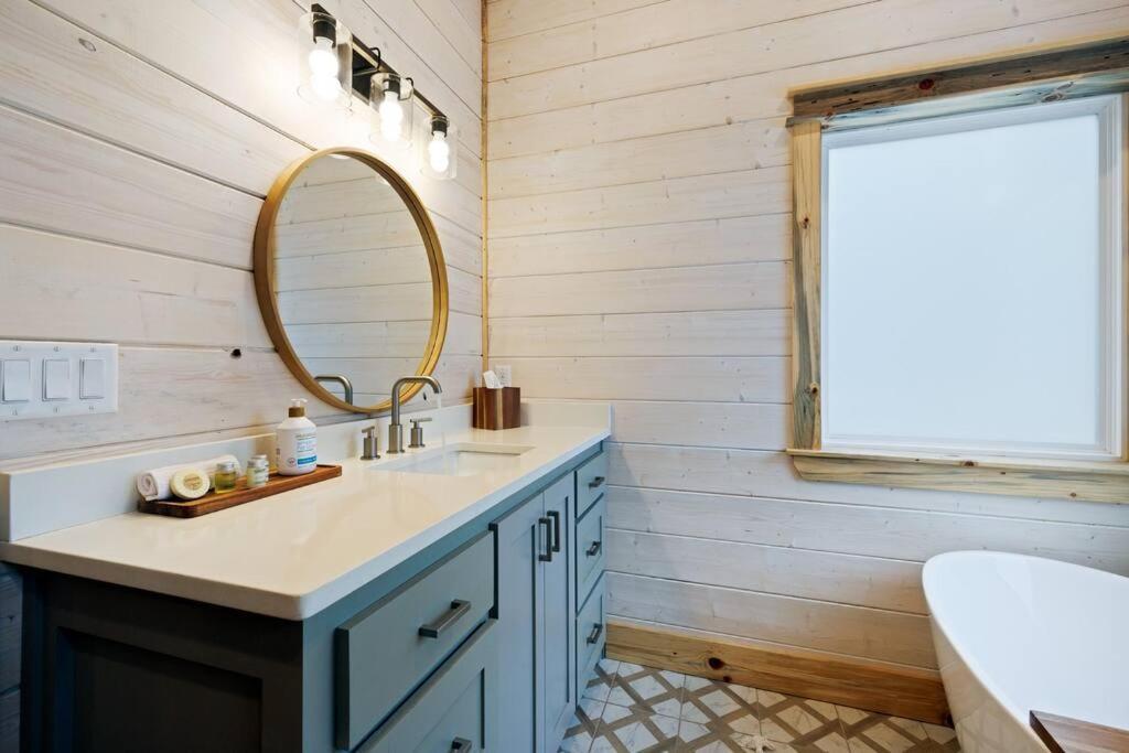 Lone Pine Lodge. Brand New! 2 Bedroom Luxury Cabin. 布罗肯鲍 外观 照片