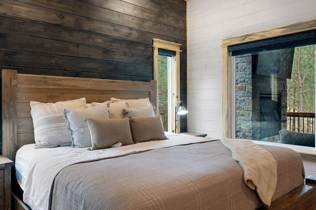Lone Pine Lodge. Brand New! 2 Bedroom Luxury Cabin. 布罗肯鲍 外观 照片