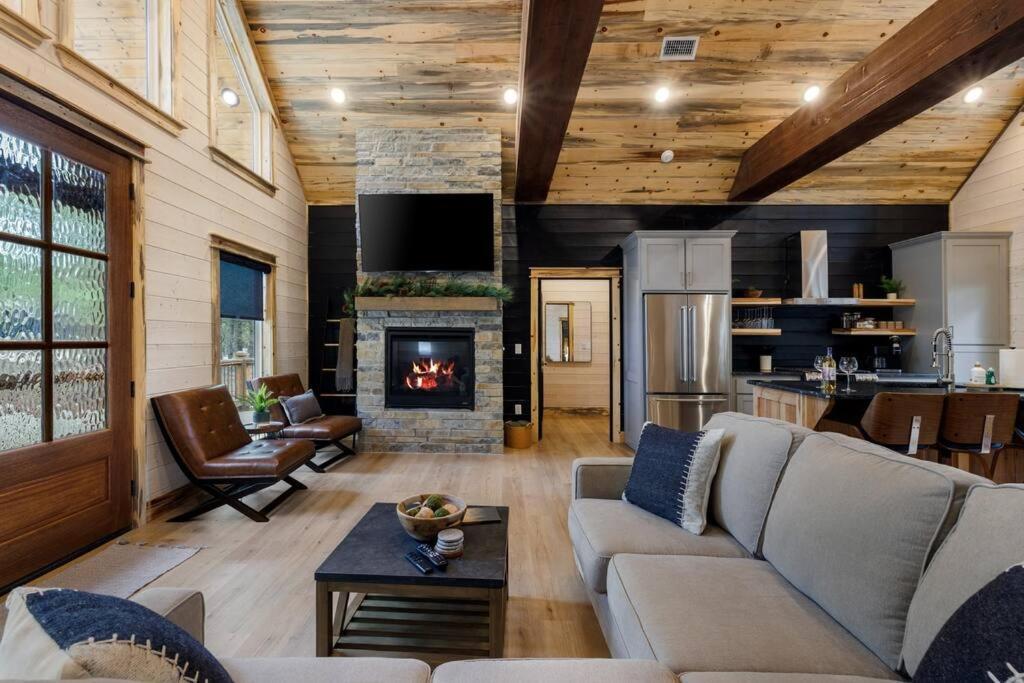 Lone Pine Lodge. Brand New! 2 Bedroom Luxury Cabin. 布罗肯鲍 外观 照片