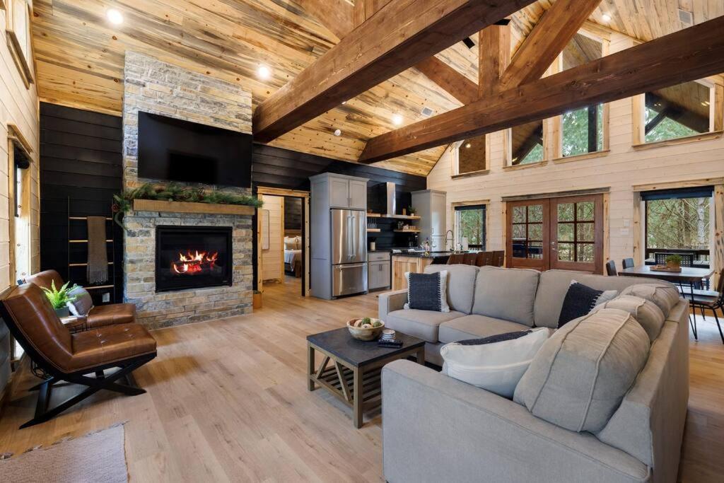 Lone Pine Lodge. Brand New! 2 Bedroom Luxury Cabin. 布罗肯鲍 外观 照片
