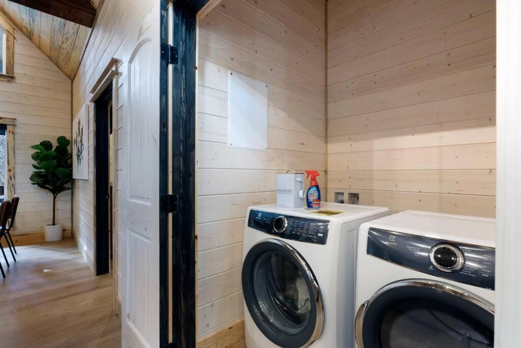 Lone Pine Lodge. Brand New! 2 Bedroom Luxury Cabin. 布罗肯鲍 外观 照片
