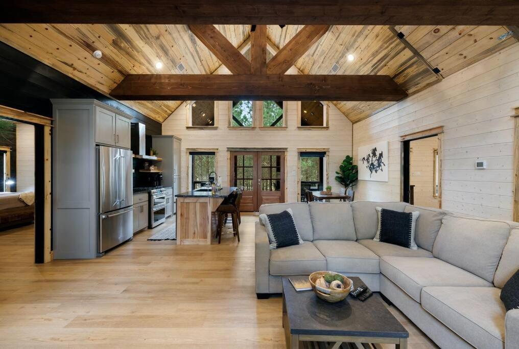 Lone Pine Lodge. Brand New! 2 Bedroom Luxury Cabin. 布罗肯鲍 外观 照片