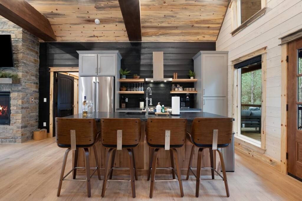 Lone Pine Lodge. Brand New! 2 Bedroom Luxury Cabin. 布罗肯鲍 外观 照片