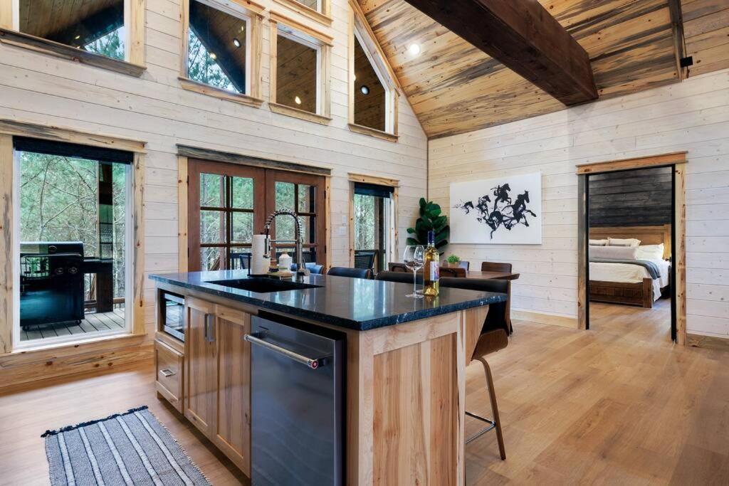 Lone Pine Lodge. Brand New! 2 Bedroom Luxury Cabin. 布罗肯鲍 外观 照片