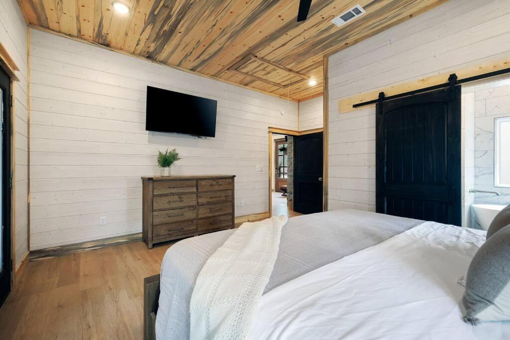 Lone Pine Lodge. Brand New! 2 Bedroom Luxury Cabin. 布罗肯鲍 外观 照片