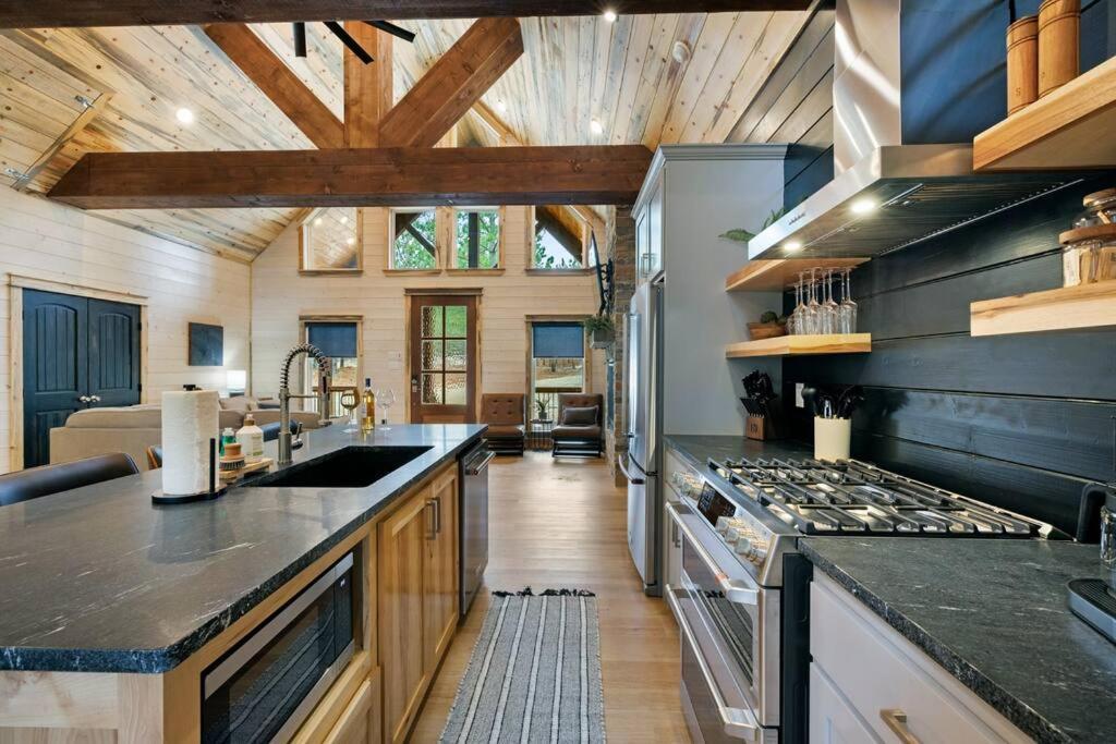 Lone Pine Lodge. Brand New! 2 Bedroom Luxury Cabin. 布罗肯鲍 外观 照片