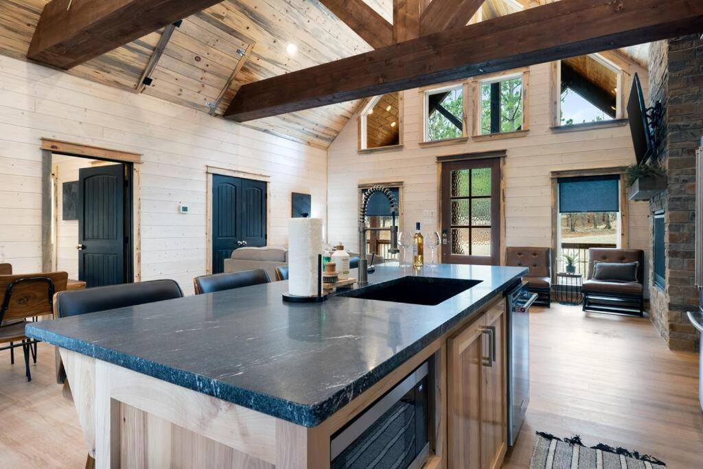 Lone Pine Lodge. Brand New! 2 Bedroom Luxury Cabin. 布罗肯鲍 外观 照片